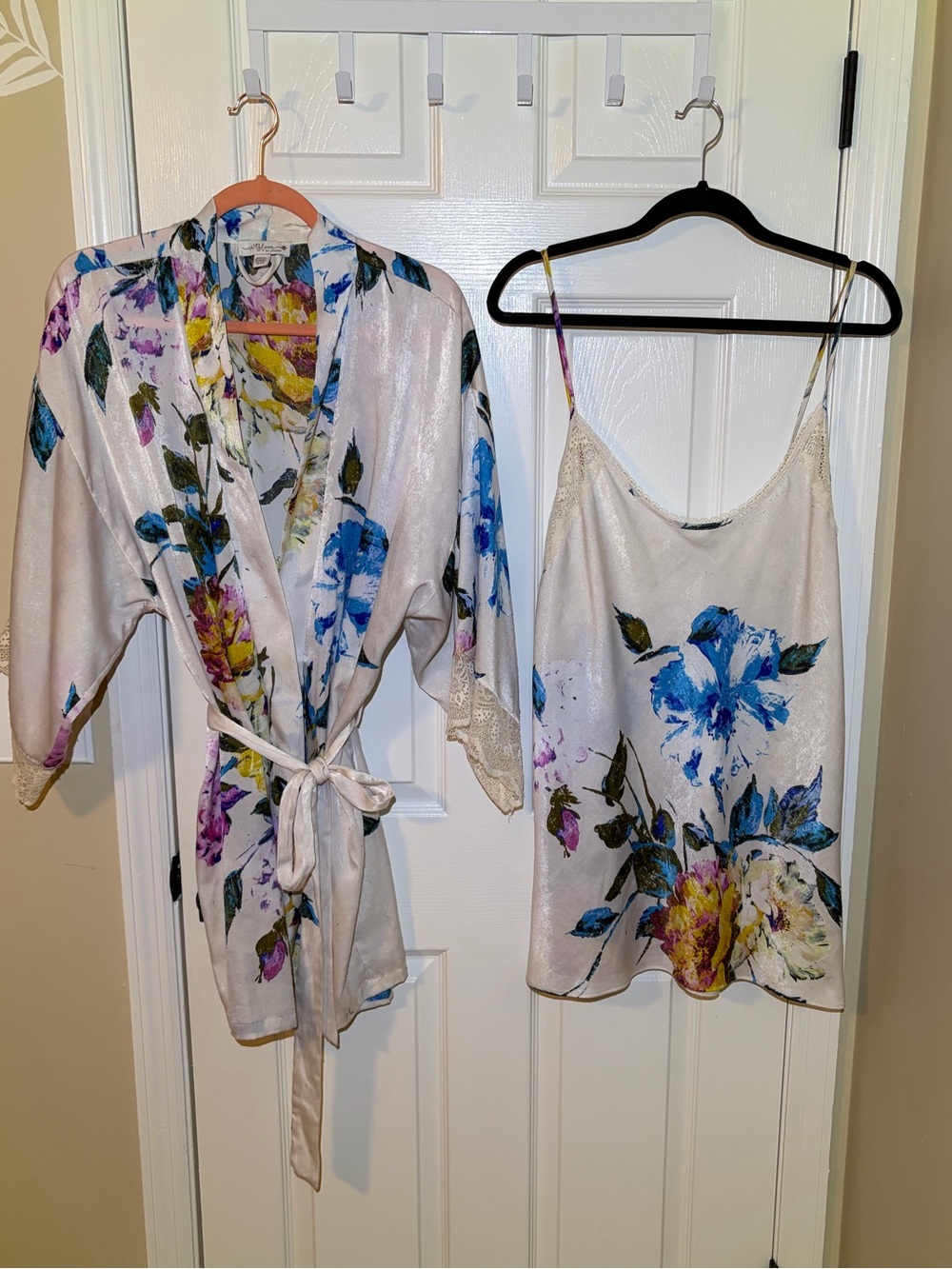 In Bloom by Jonquil Floral Satiny Robe & Chemise Set in Cream and Blue. Size XL
